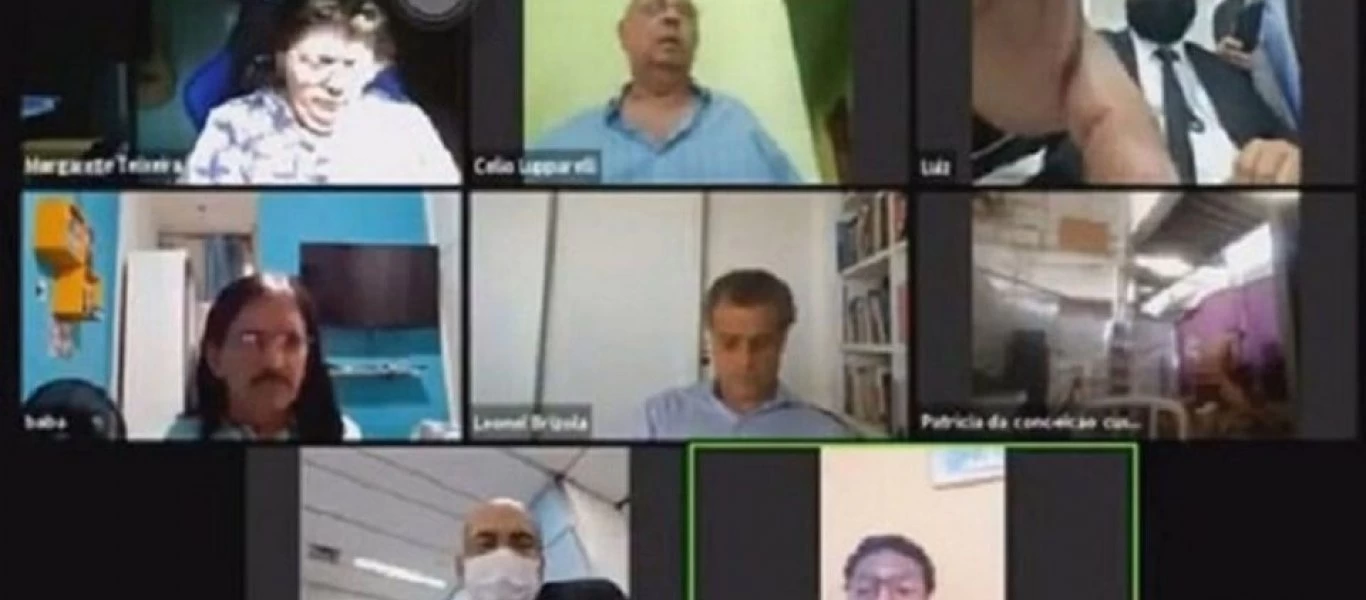 Δωρεάν... θέαμα πρόσφερε δημοτικός σύμβουλος που ξέχασε ανοιχτή την κάμερα και άρχισε τα «ερωτικά παιχνίδια»